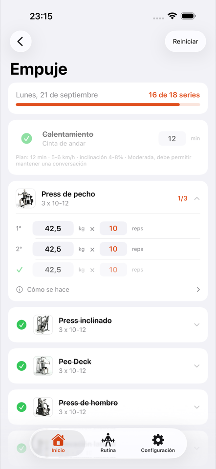 La sesión de empuje: 16 de 18 series, el calentamiento marcado y el press de pecho abierto con sus tres series de 42,5 kg por 10 repeticiones.